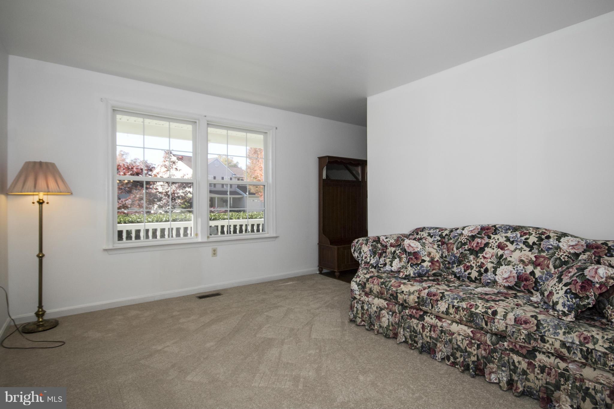 8911 Mayflower Road Baltimore, MD 21237 - Photo 16 of 30 Living Room