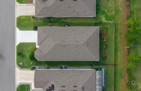 a black and white photo of a white wall