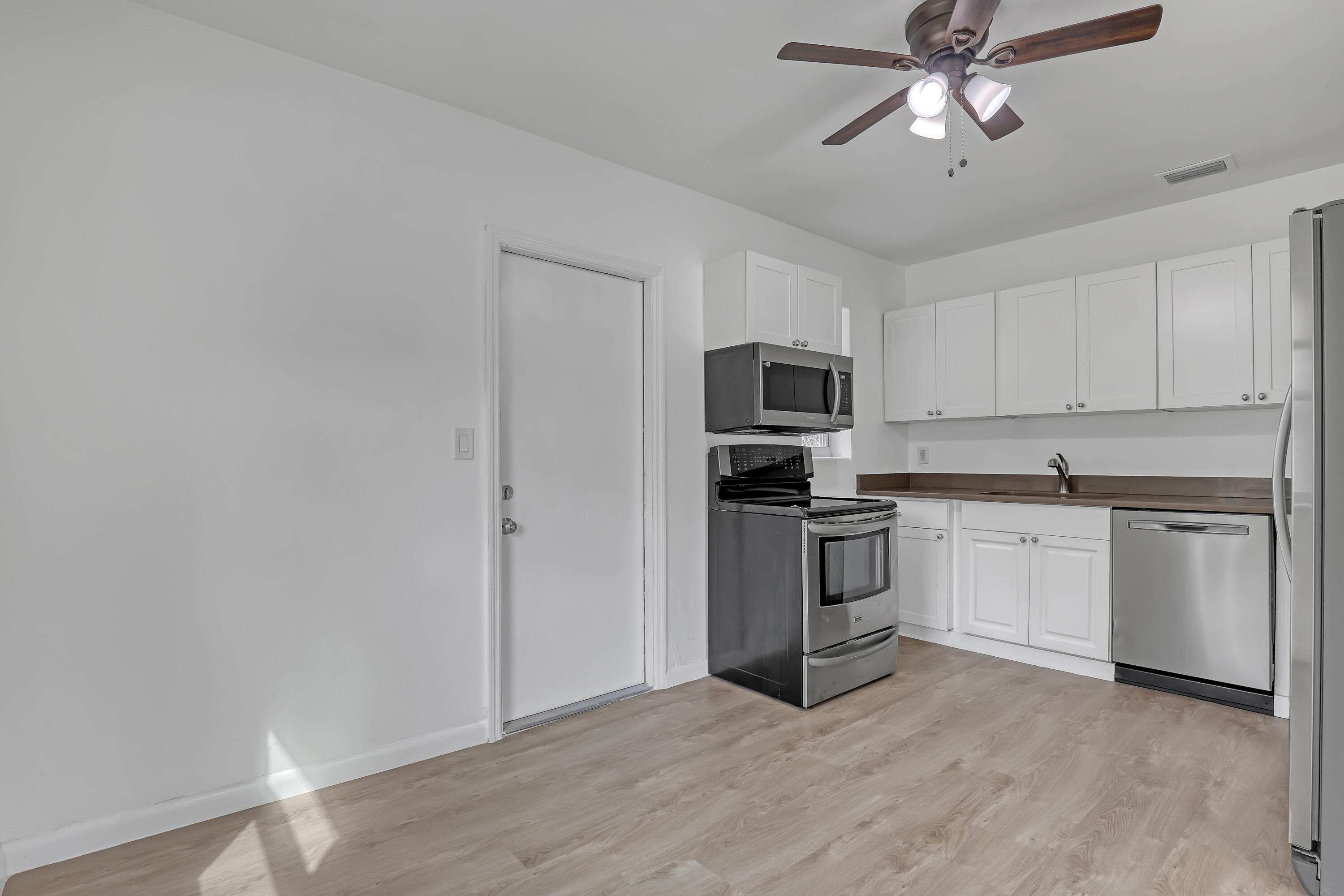 247 Silver Beach Road Lake Park, FL 33403 - Photo 11 of 32 247 Silver Beach (11)