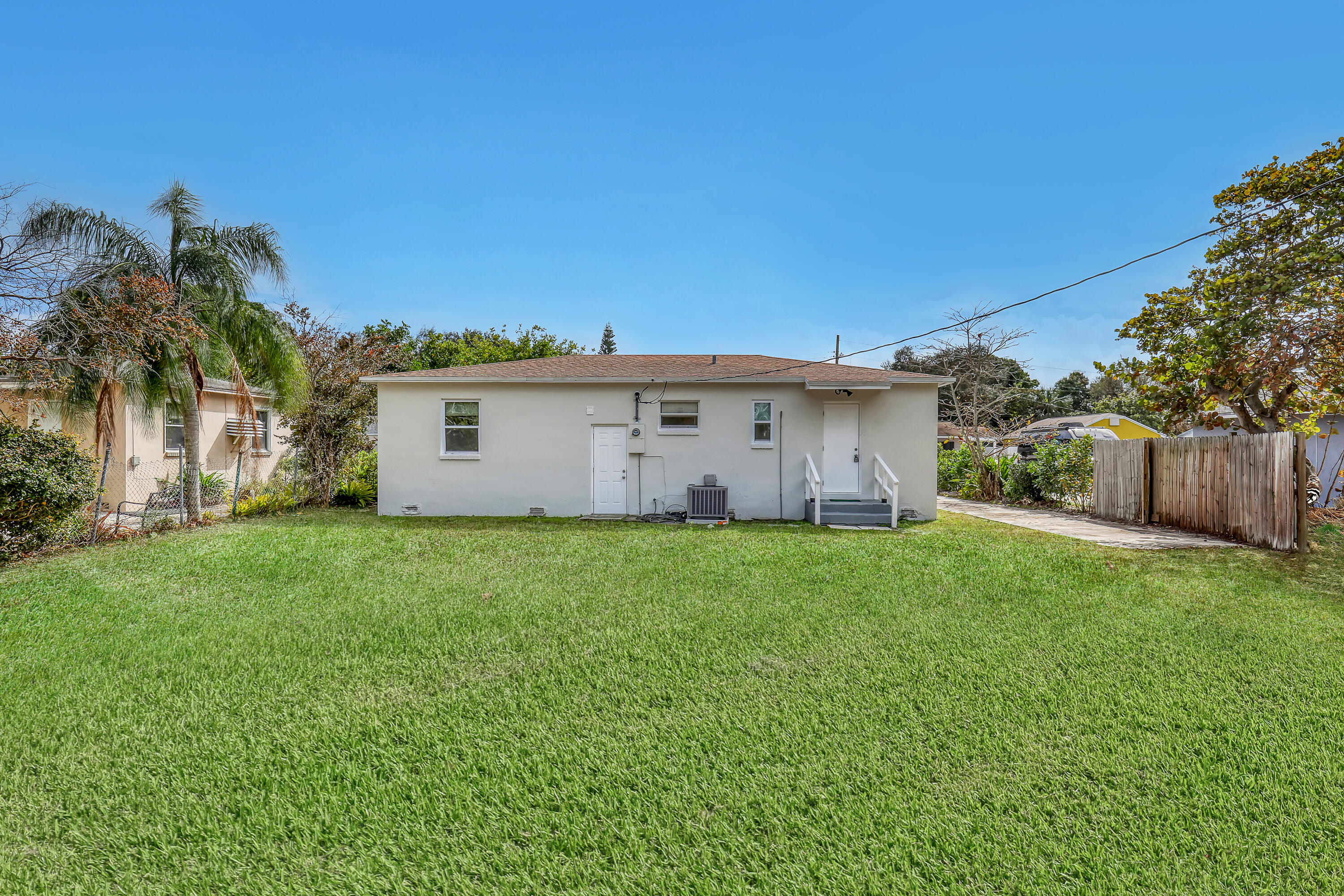 247 Silver Beach Road Lake Park, FL 33403 - Photo 22 of 32 247 Silver Beach (25)
