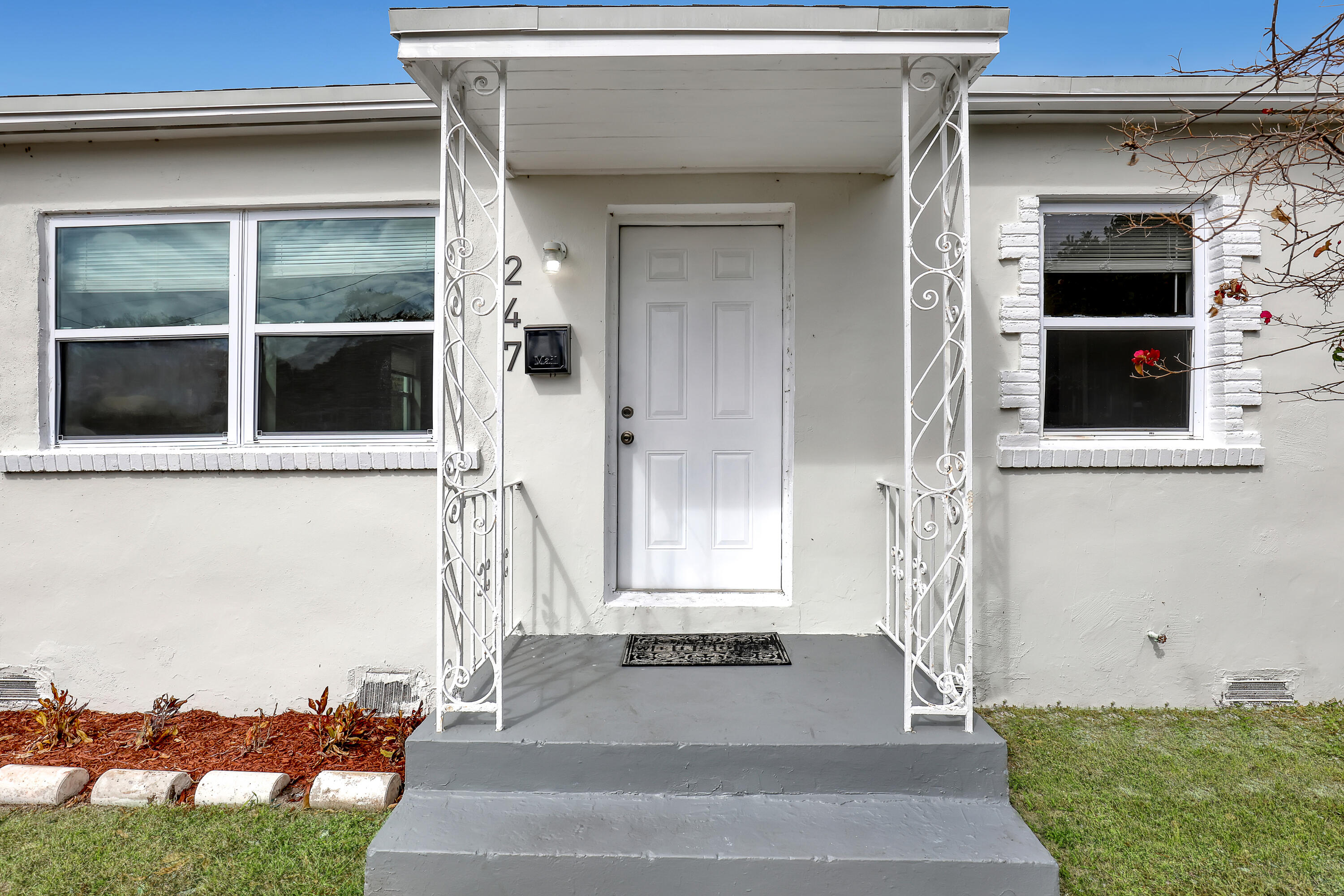 247 Silver Beach Road Lake Park, FL 33403 - Photo 5 of 32 247 Silver Beach (6)