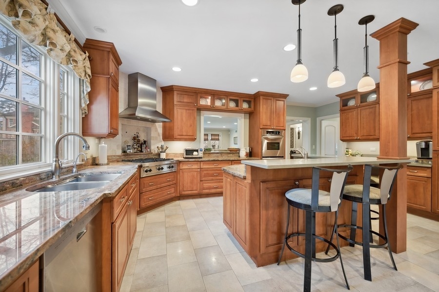 820 Chatham Road Glenview, IL 60025 - Photo 3 of 14 Gallery Image 3