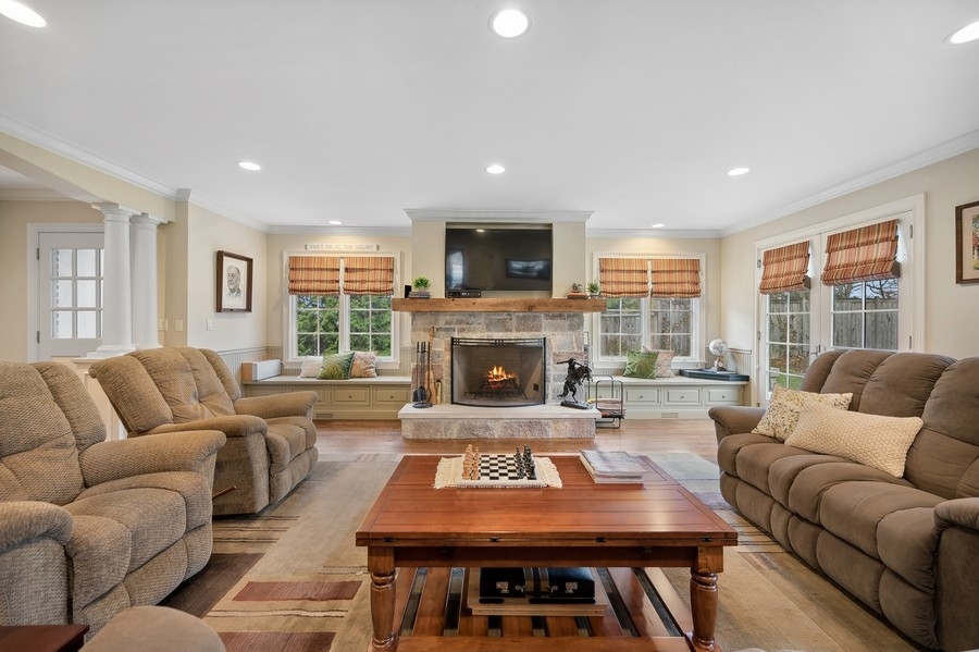 820 Chatham Road Glenview, IL 60025 - Photo 5 of 14 Gallery Image 5