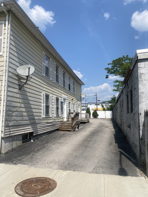 27 Lyon Street Worcester, MA 01604 - Photo 2 of 18