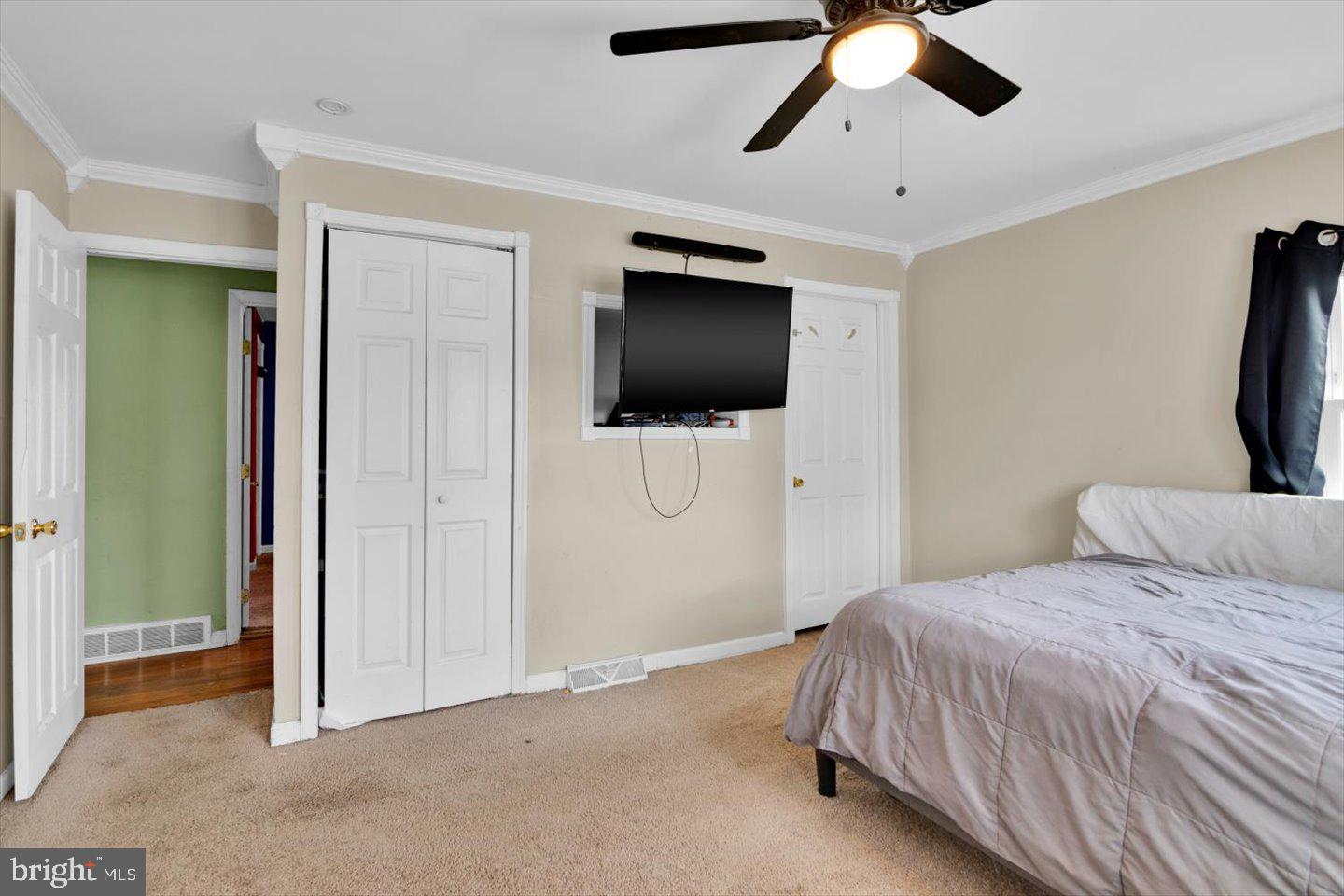 370 South Hook Road Pennsville, NJ 08070 - Photo 16 of 31 Cozy bedroom with modern amenities.