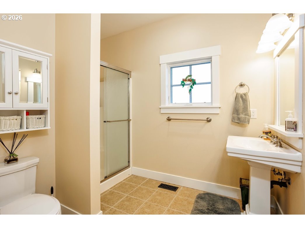 787 South Sunset Lane Ridgefield, WA 98642 - Photo 34 of 43 a bathroom with a sink a toilet and a mirror