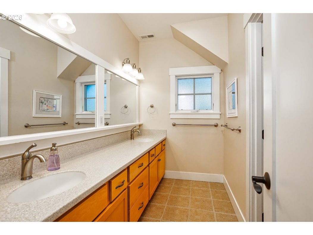 787 South Sunset Lane Ridgefield, WA 98642 - Photo 36 of 43 a bathroom with a sink a mirror and a bathtub