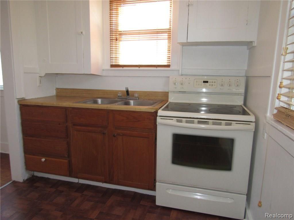 154 East Rundell Street Pontiac, MI 48342 - Photo 18 of 33 154 E RUNDELL PONTIAC (71).JPG