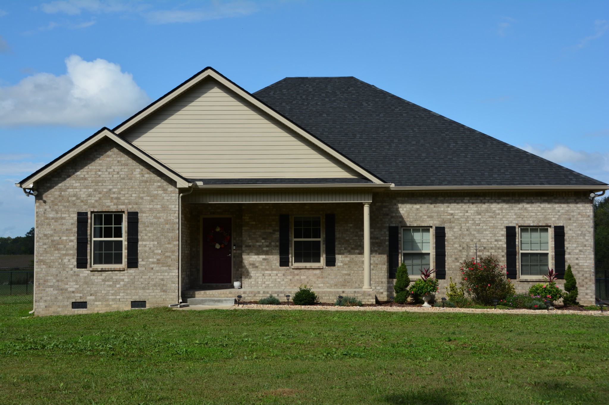 675 Elrod Road Manchester, TN 37355 - Photo 2 of 39 a front view of a house with a yard