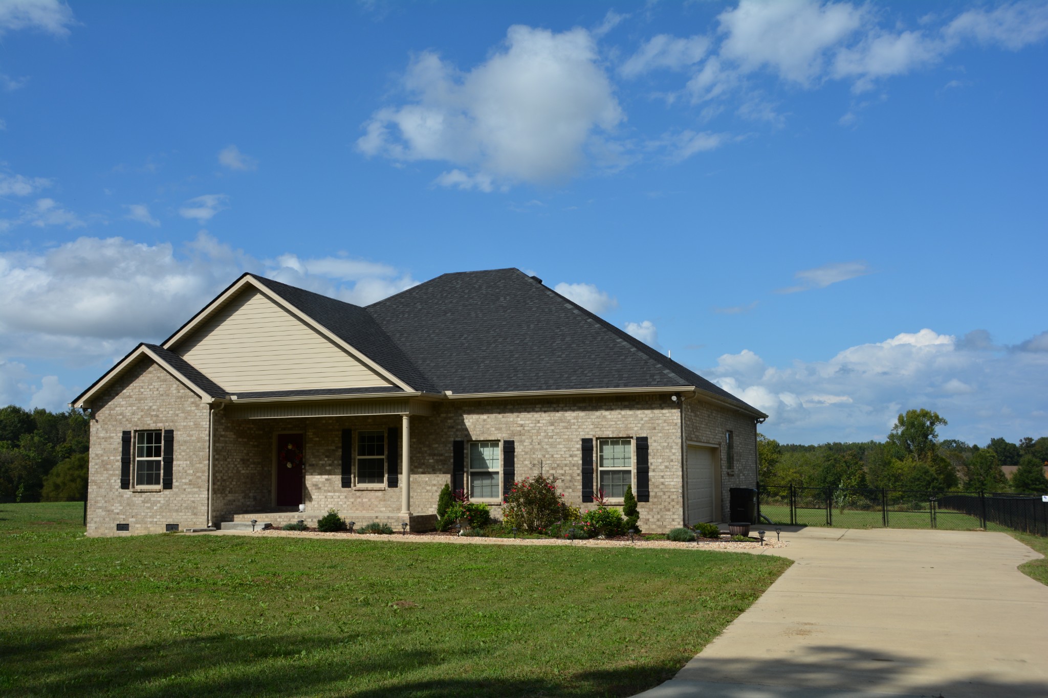675 Elrod Road Manchester, TN 37355 - Photo 4 of 39 a front view of a house with a yard