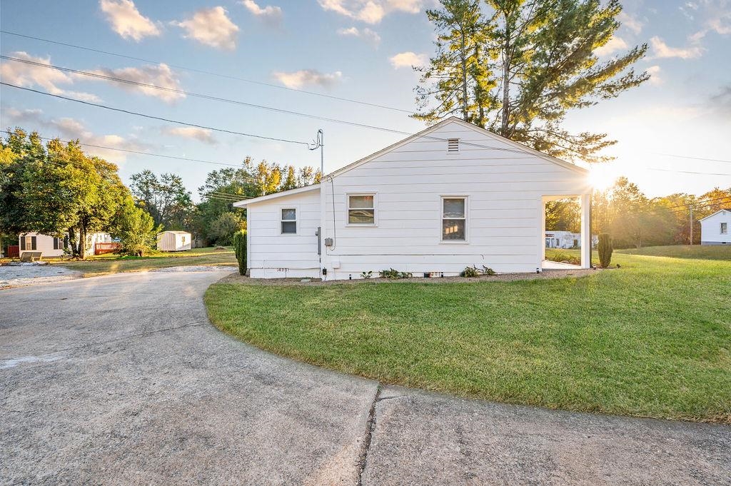 41 Lyman Road Inman, SC 29349 - Photo 4 of 35