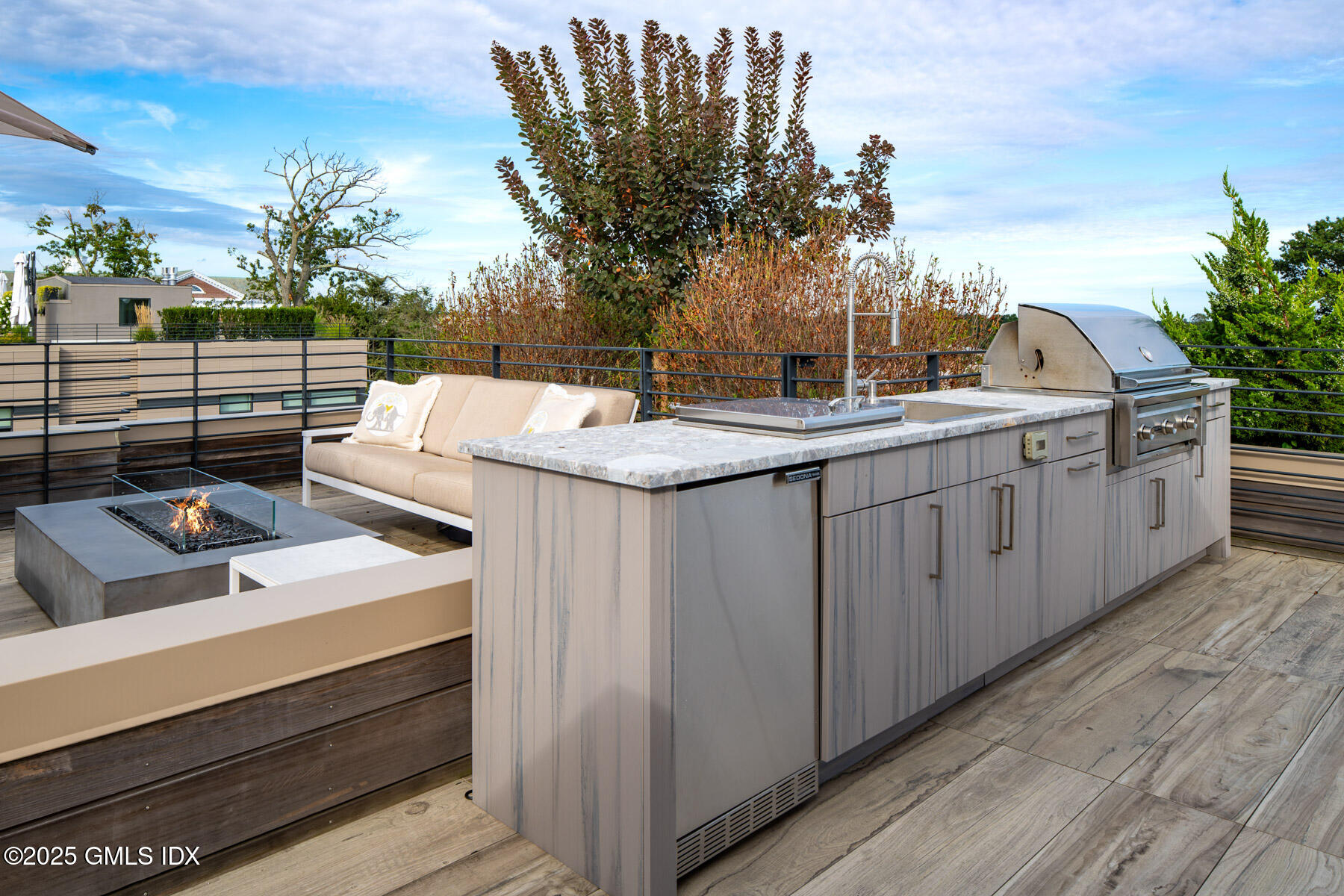 125 Field Point Road, Unit PHB5 Greenwich, CT 06830 - Photo 22 of 34 125 Field Point Rd PH-5B 29 - WEB