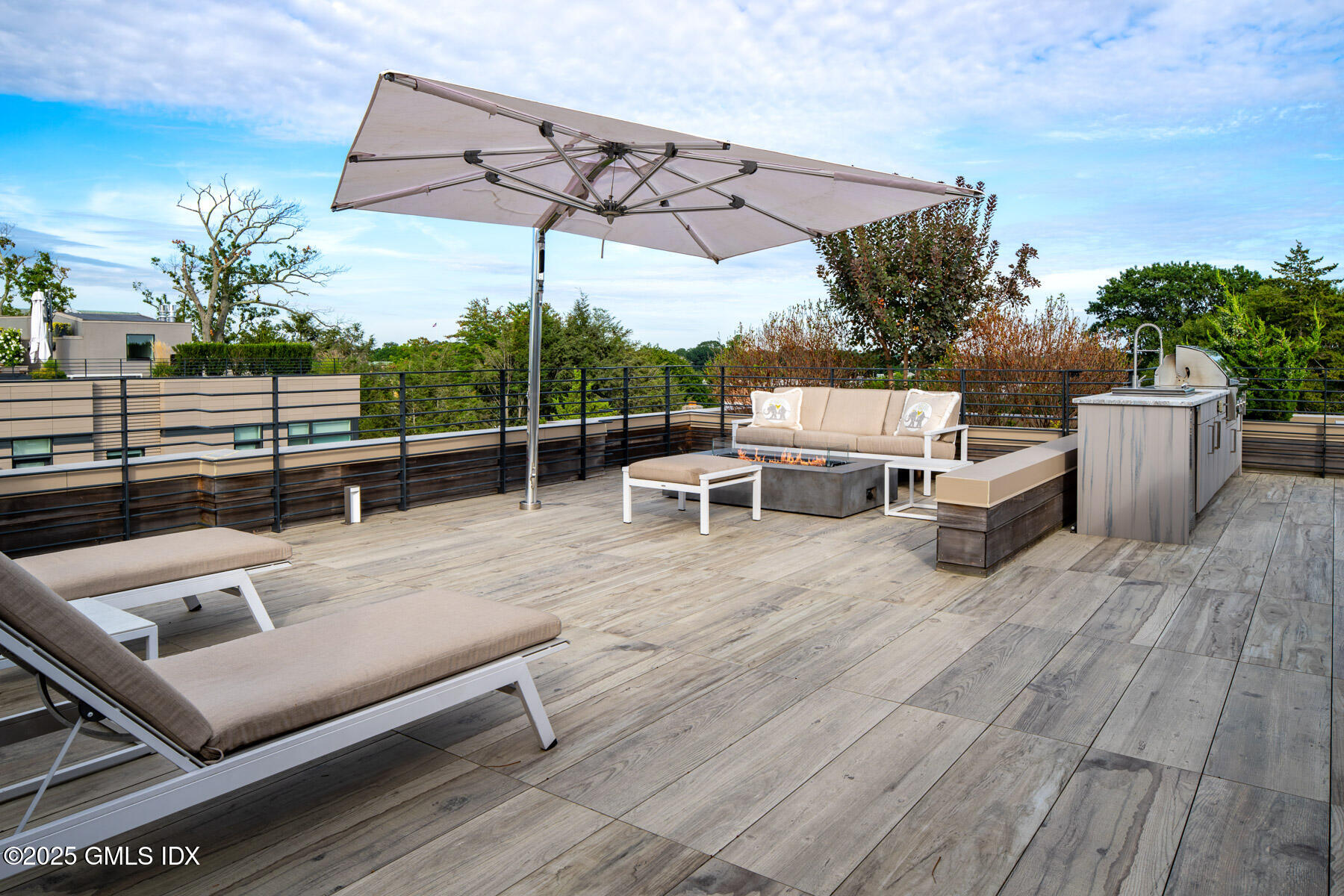 125 Field Point Road, Unit PHB5 Greenwich, CT 06830 - Photo 23 of 34 125 Field Point Rd PH-5B 27 - WEB