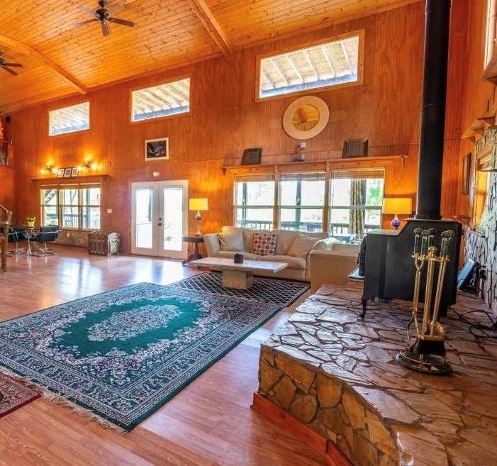 68 Dorr Spring Spring City, TN 37381 - Photo 12 of 42 a view of a livingroom with furniture and a rug