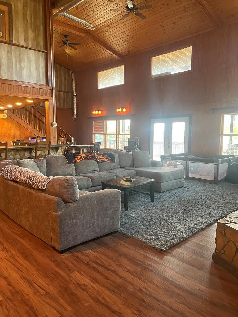 68 Dorr Spring Spring City, TN 37381 - Photo 22 of 42 a living room with lots of furniture and a rug