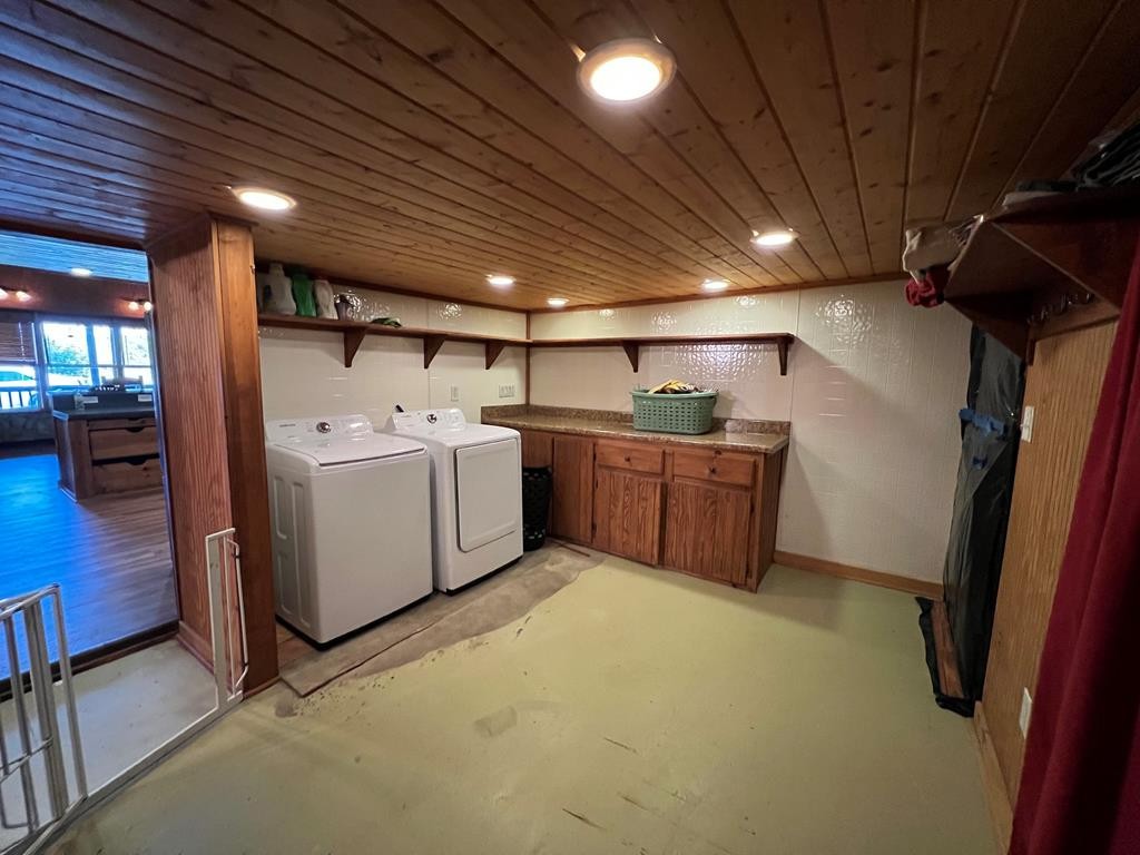 68 Dorr Spring Spring City, TN 37381 - Photo 38 of 42 a utility room with dryer and washer