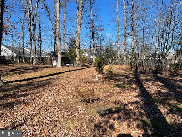a view of a yard with a house