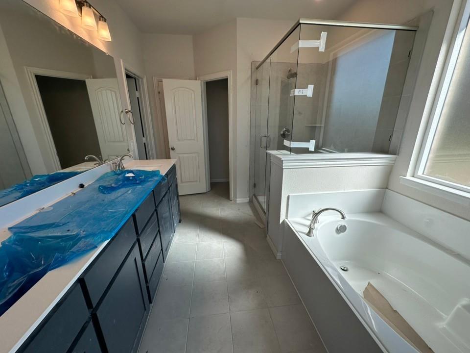 1100 Trinity Drive Springtown, TX 76082 - Photo 10 of 15 a bathroom with a tub sink and mirror