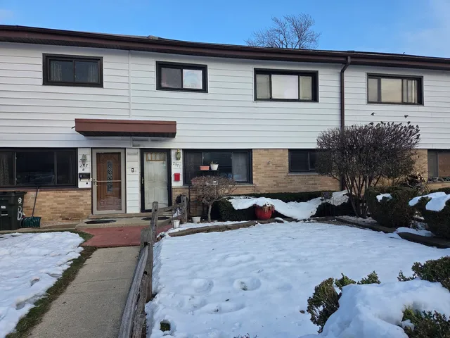 $268,000 | 257 Dover Drive, Unit C, Des Plaines, IL 60018
