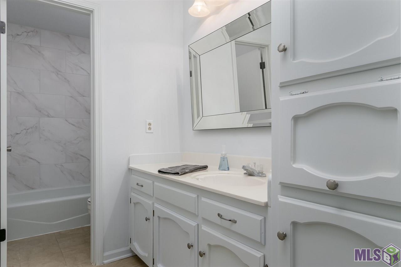 1047 Bullrush Drive Baton Rouge, LA 70810 - Photo 6 of 18 Guest Bath