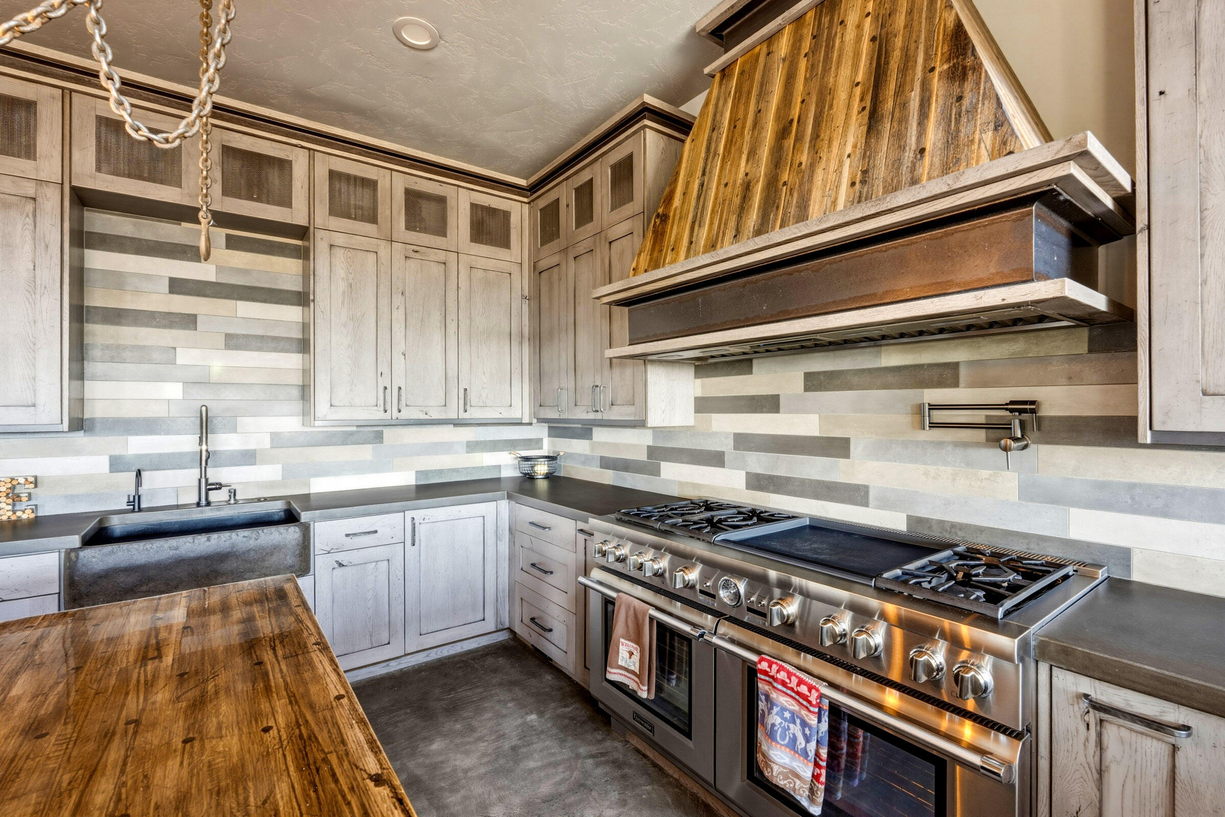 16086 South W Brasada Ranch Road Powell Butte, OR 97753 - Photo 23 of 69 a kitchen with stainless steel appliances granite countertop a stove and a sink