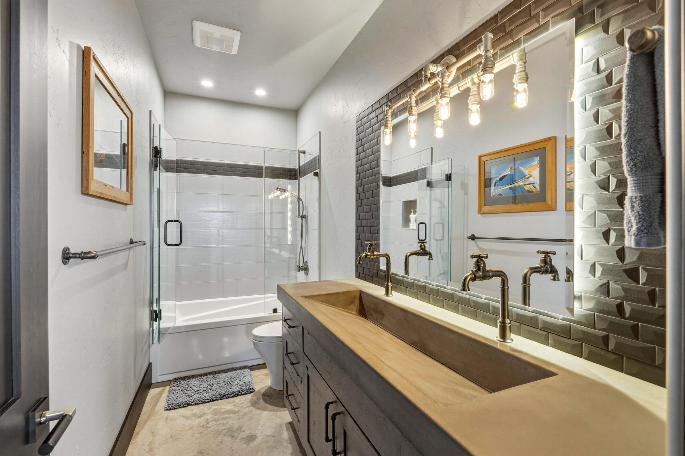 16086 South W Brasada Ranch Road Powell Butte, OR 97753 - Photo 60 of 69 a bathroom with a tub a sink and glass door
