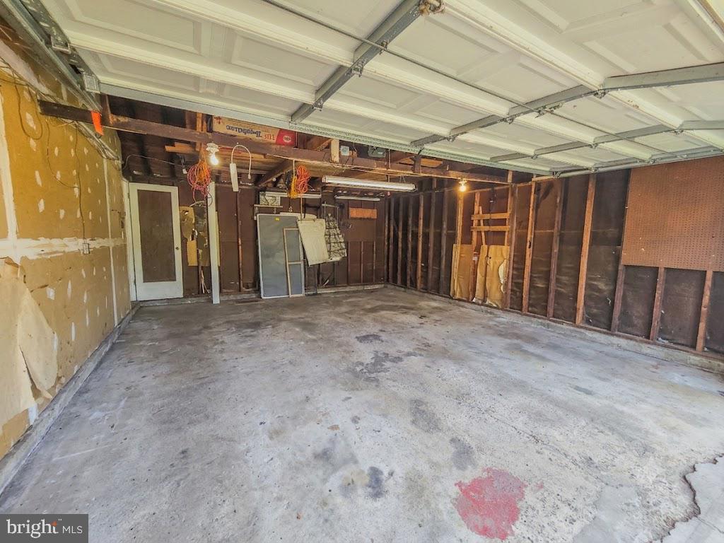 33 Delwood Road Cherry Hill, NJ 08002 - Photo 23 of 27 Spacious garage ready for your vision.