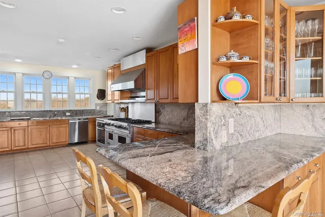 $1,000,000 | 165 Lily Pond Lane, East Hampton, NY 11937