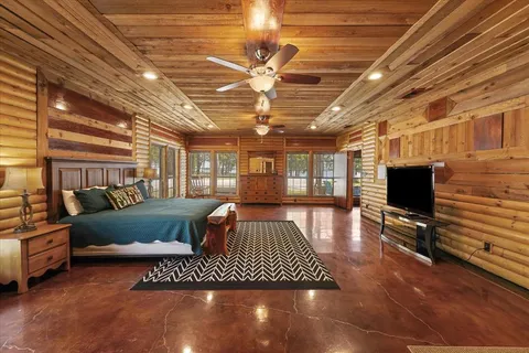 a view of livingroom with furniture