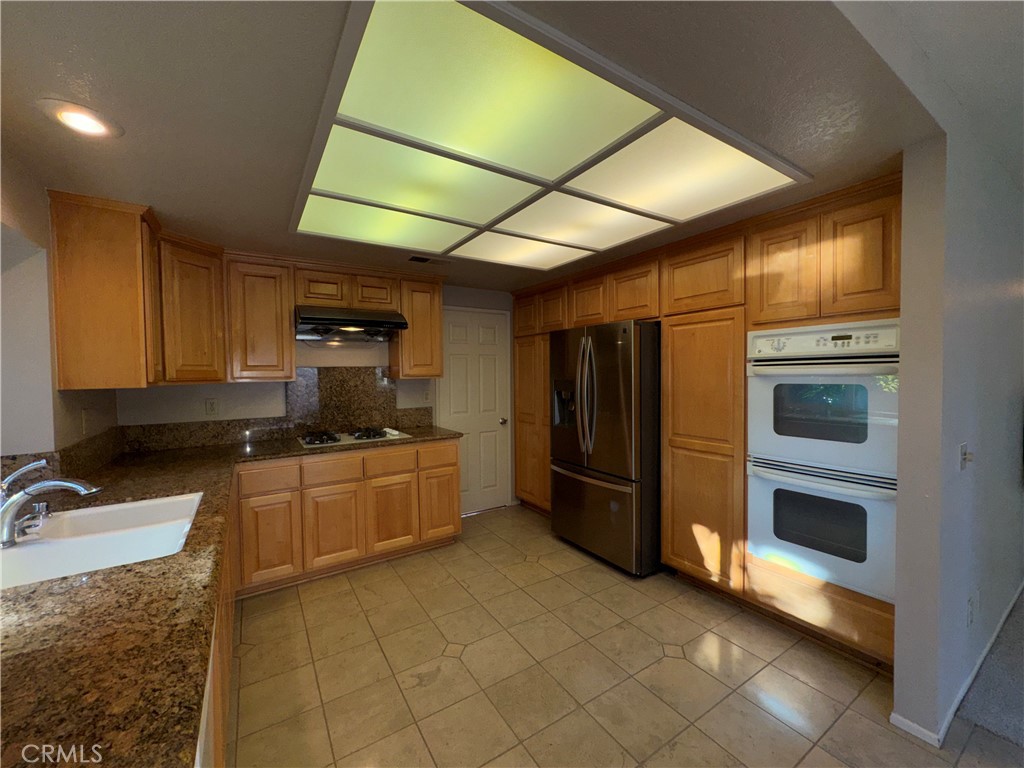 6 Fierro Irvine, CA 92614 - Photo 10 of 29 a kitchen with stainless steel appliances granite countertop a sink and cabinets