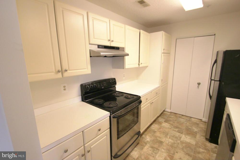 12909 Churchill Ridge Circle, Unit 710 Germantown, MD 20874 - Photo 5 of 12 Kitchen