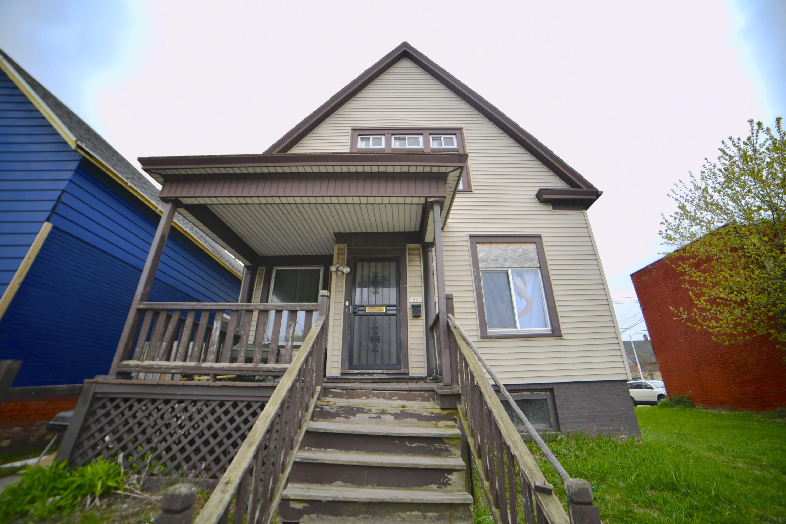 1925 West Center Street Milwaukee, WI 53206 - Photo 15 of 15 Front Porch