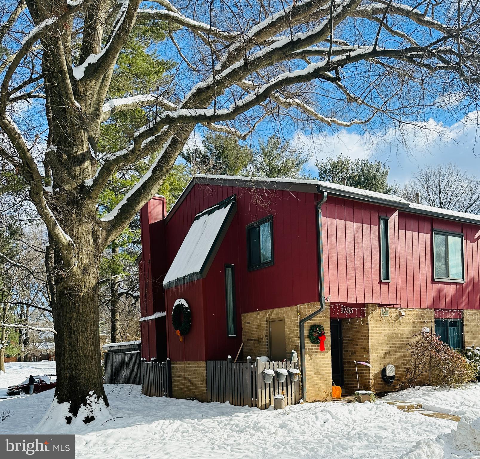 1753 Ivy Oak Square Reston, VA 20190 - Photo 25 of 27 Front view exterior January, 2024.
