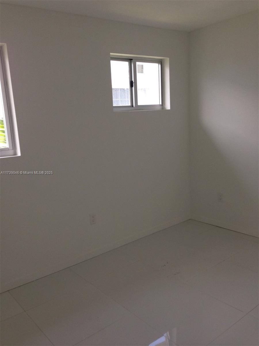 801 15th Street, Unit 109 Miami Beach, FL 33139 - Photo 8 of 9 an empty room with a window