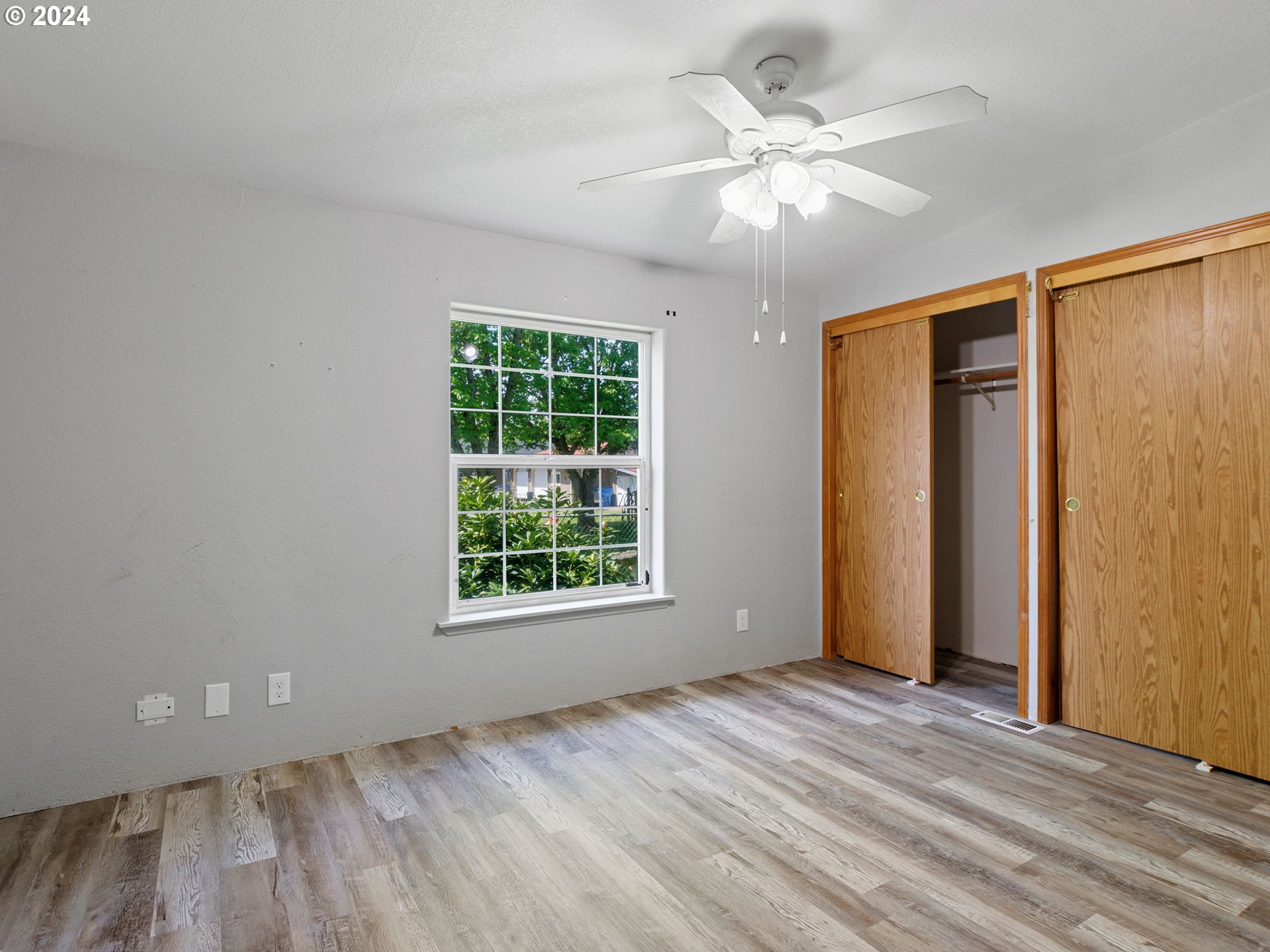 20221 Northeast 22nd Avenue Ridgefield, WA 98642 - Photo 28 of 39 an empty room with window and a ceiling fan