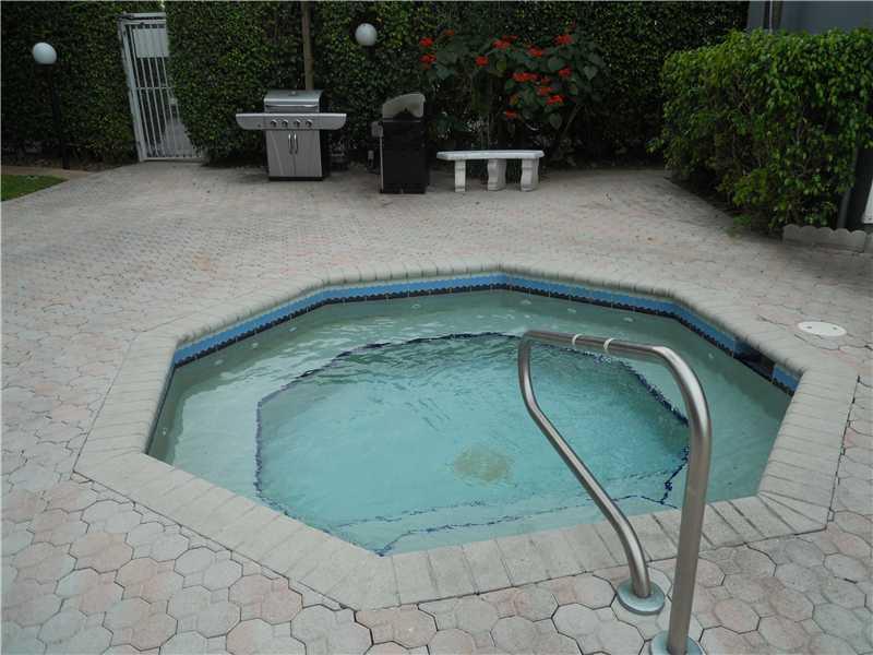 5321 Northeast 24th Terrace, Unit 512A Fort Lauderdale, FL 33308 - Photo 4 of 18 a view of outdoor space and swimming pool