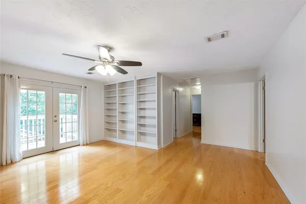 a view of empty room with a ceiling fan