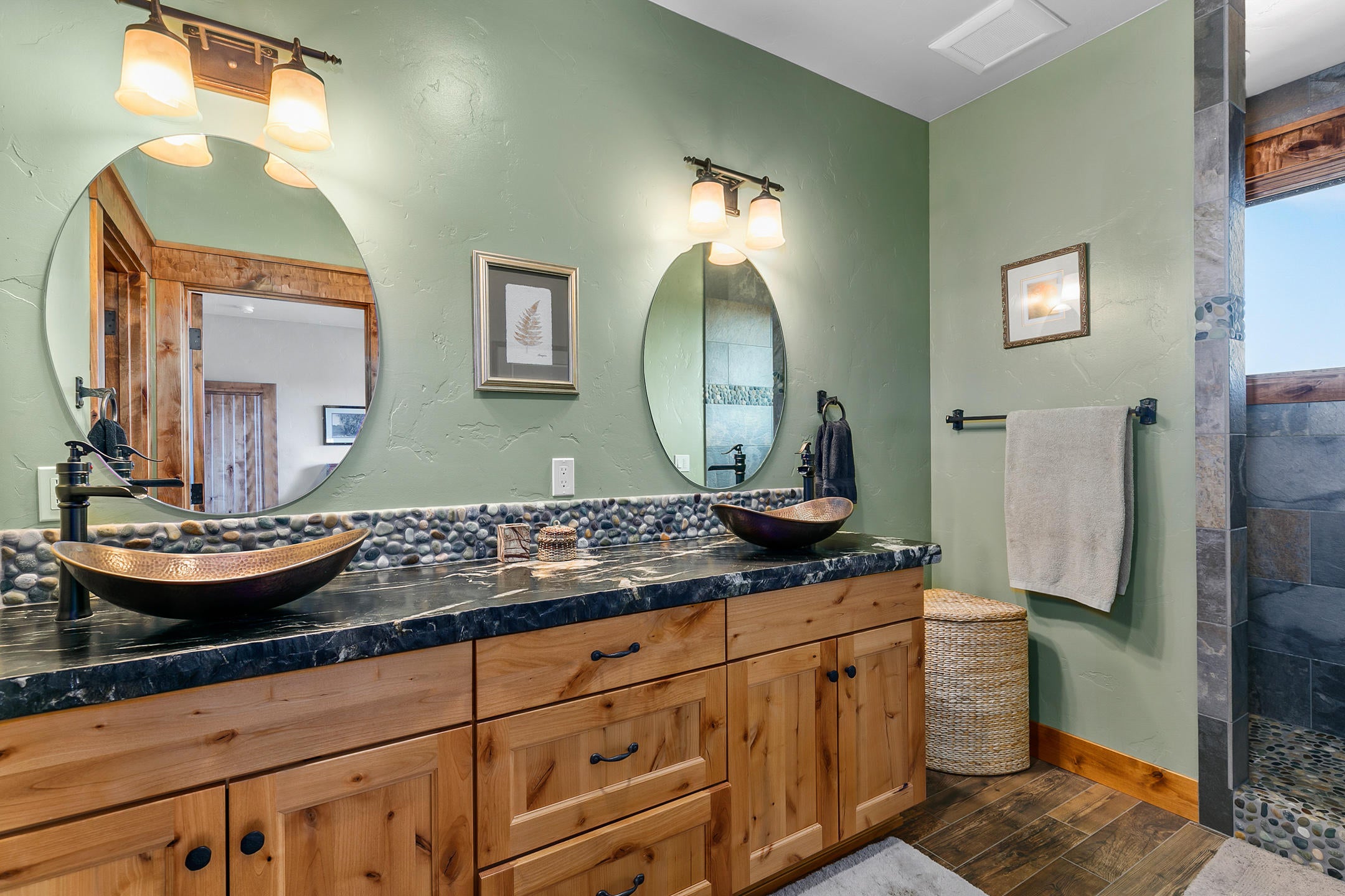 69580 Goodrich Road Sisters, OR 97759 - Photo 27 of 38 Dual vanity in upstairs bathroom