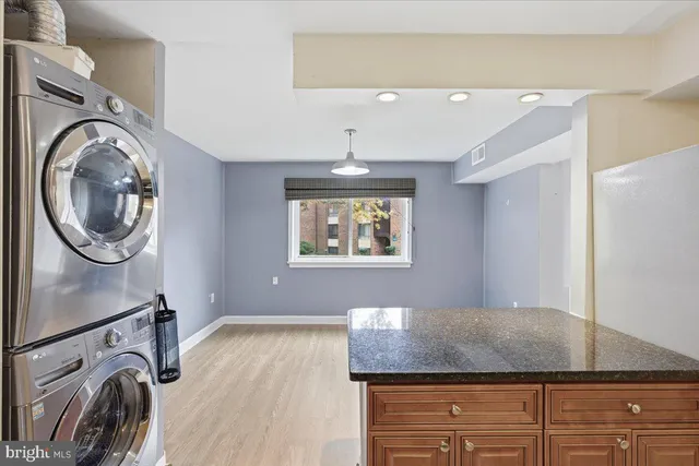 a view of a livingroom with washer and dryer