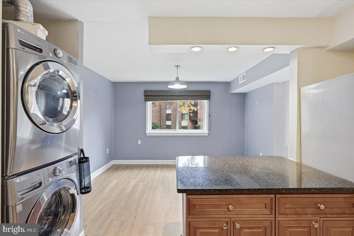 a view of a livingroom with washer and dryer