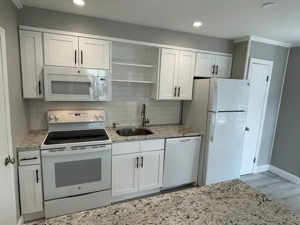 $2,000 | 40-42 Center Street, Unit 3, Easton, MA 02356