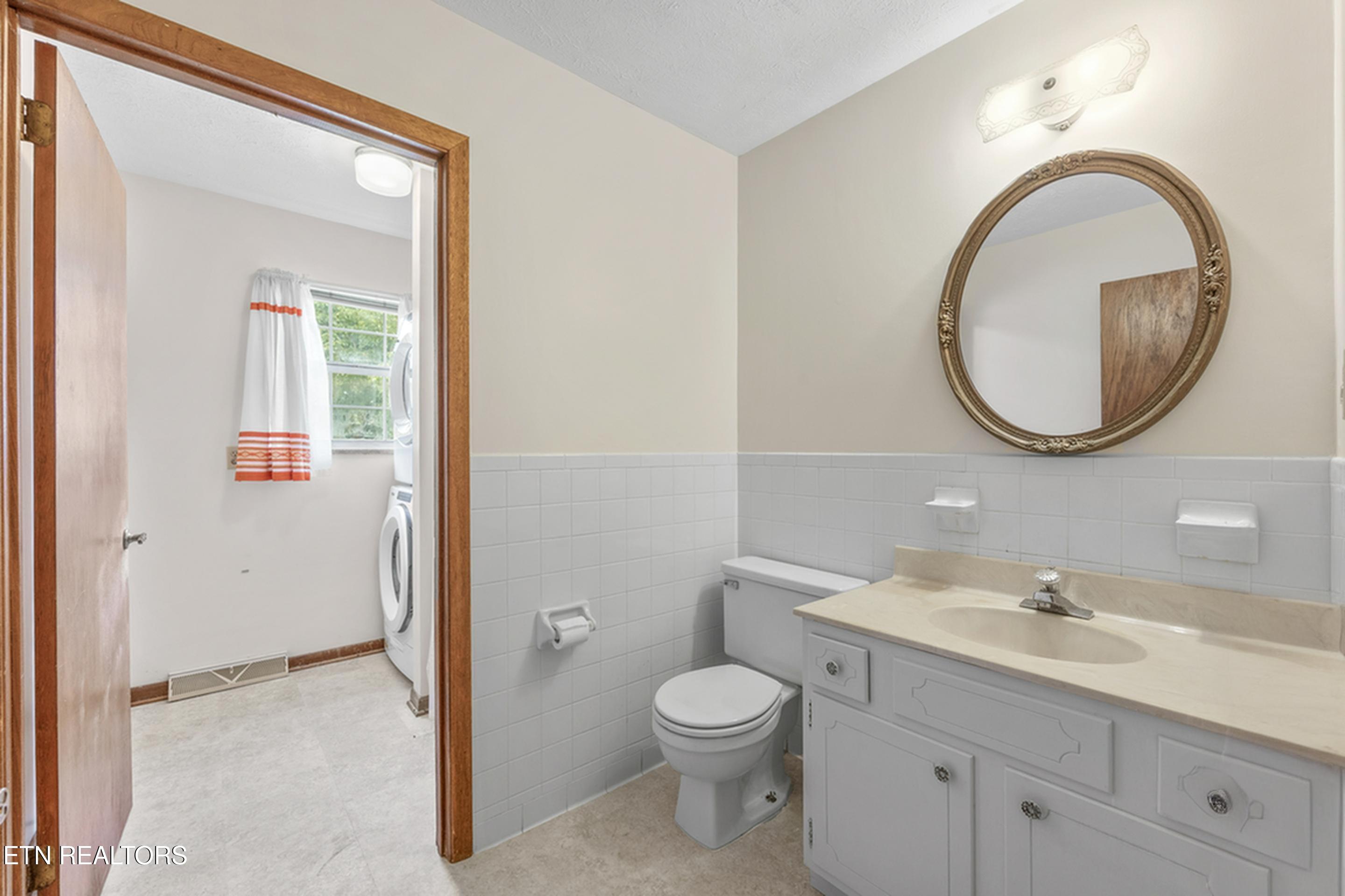 600 Fernwood Road Knoxville, TN 37923 - Photo 21 of 46 Main Level Full Bathroom