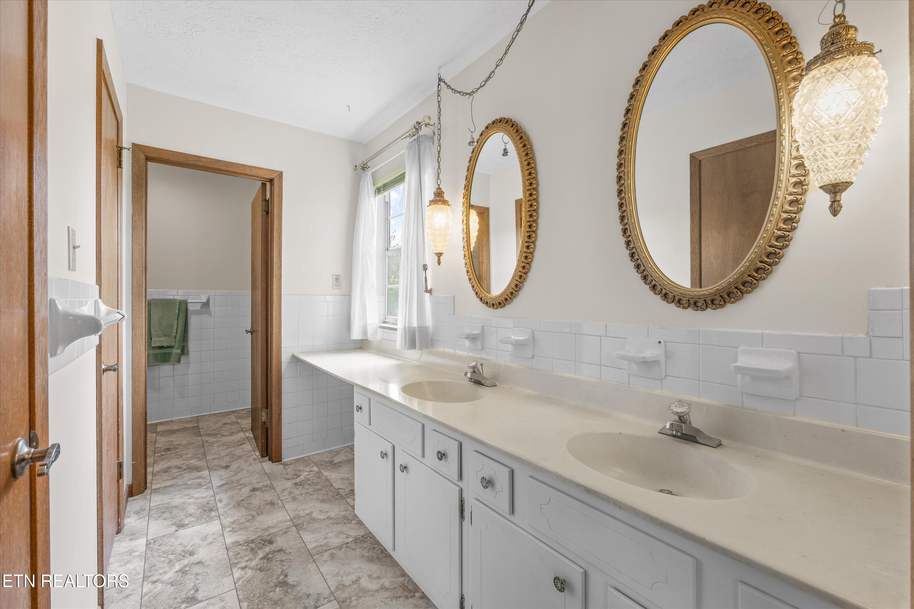 600 Fernwood Road Knoxville, TN 37923 - Photo 27 of 46 Primary Bathroom