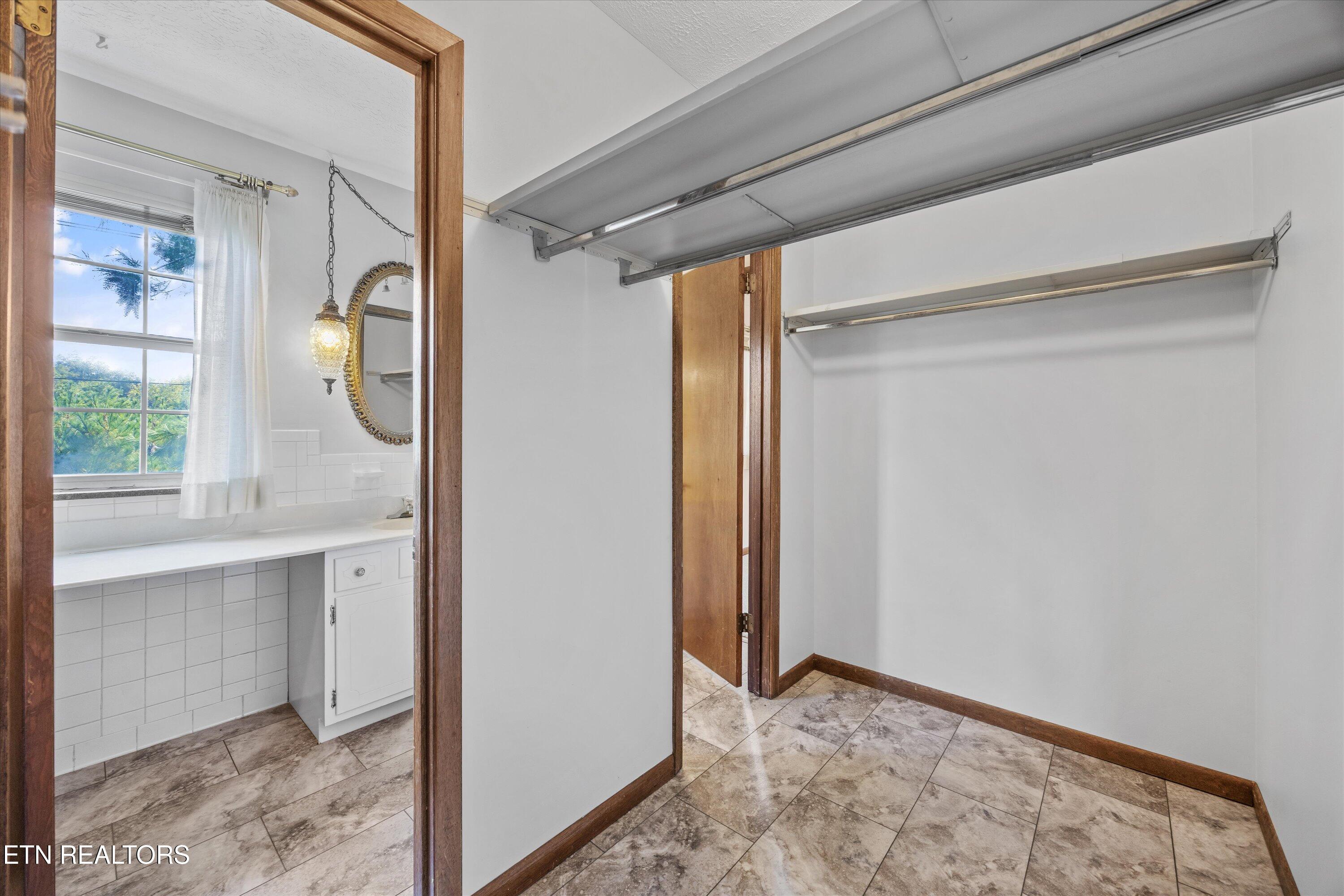 600 Fernwood Road Knoxville, TN 37923 - Photo 29 of 46 Primary Closet