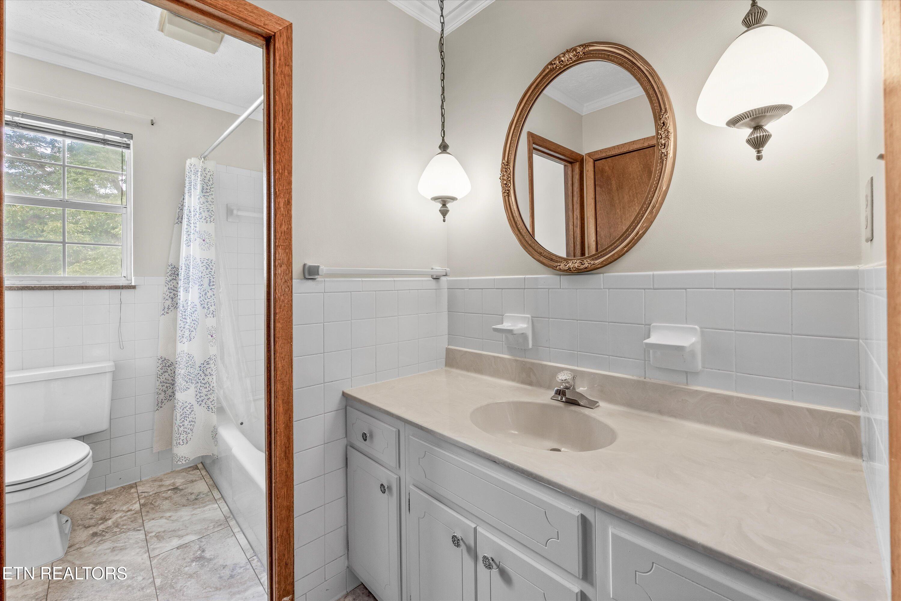 600 Fernwood Road Knoxville, TN 37923 - Photo 33 of 46 Hall Bathroom