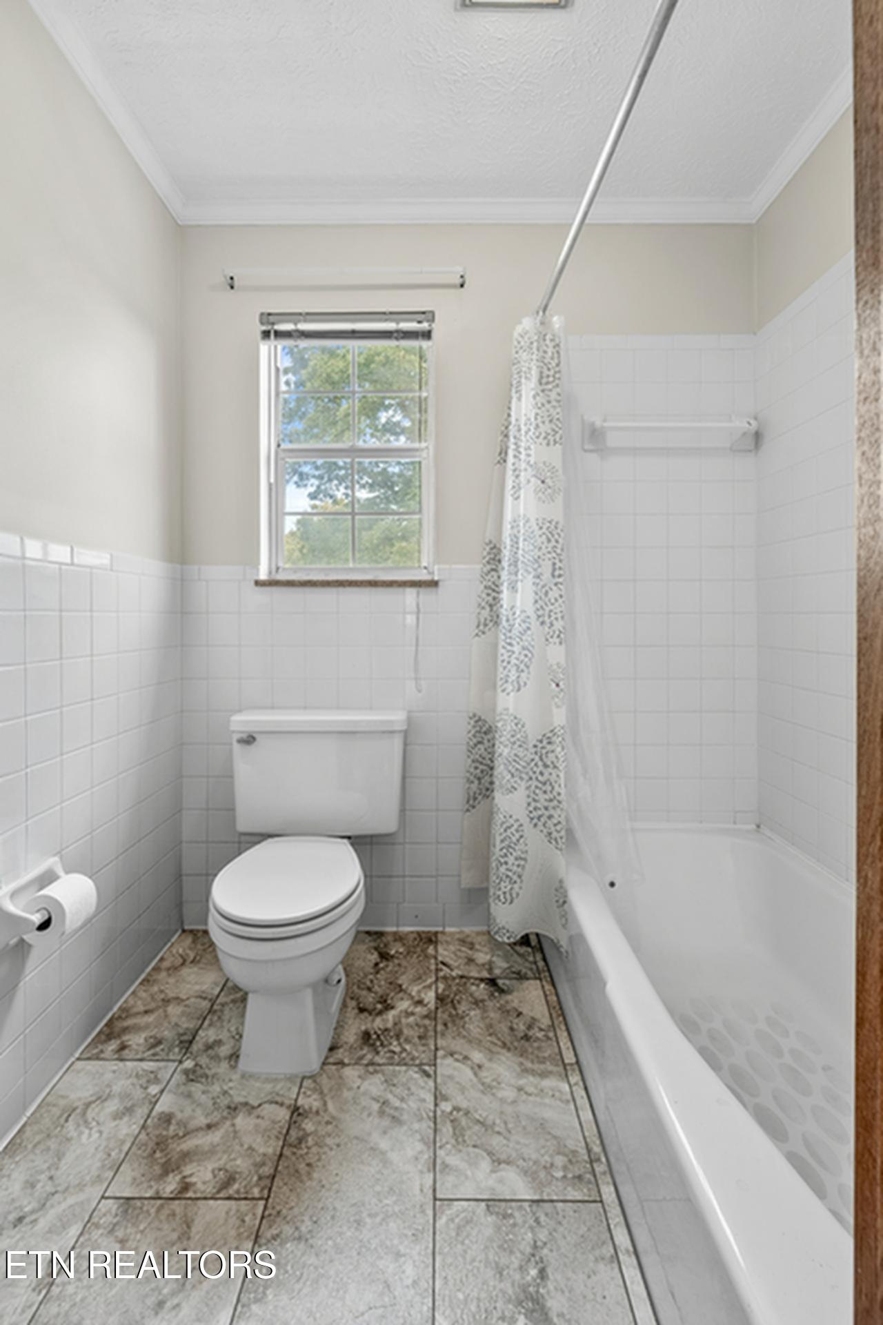 600 Fernwood Road Knoxville, TN 37923 - Photo 34 of 46 Hall Bathroom