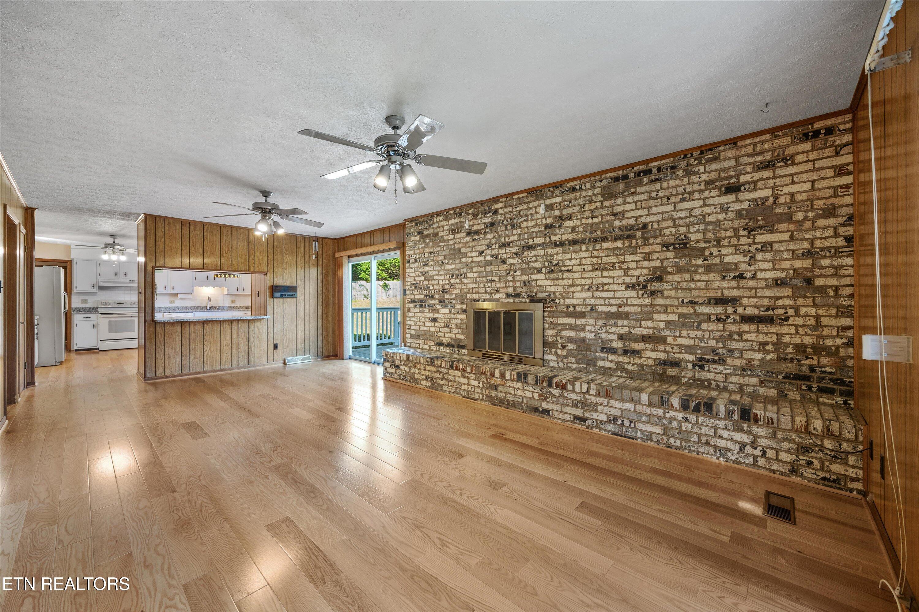600 Fernwood Road Knoxville, TN 37923 - Photo 9 of 46 Living Room