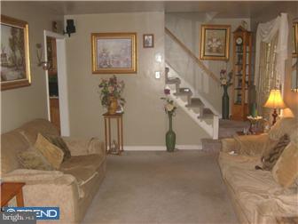 325 Rutledge Avenue Folsom, PA 19033 - Photo 2 of 11 Living Room