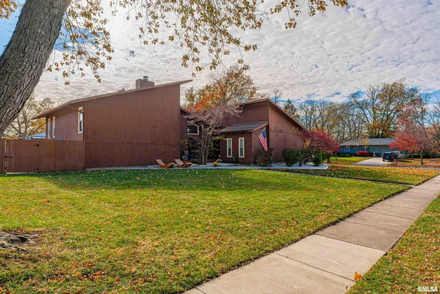 $397,000 | 2501 Yorktown Drive, Bloomington, IL 61704