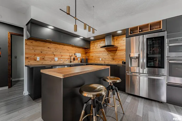 $397,000 | 2501 Yorktown Drive, Bloomington, IL 61704